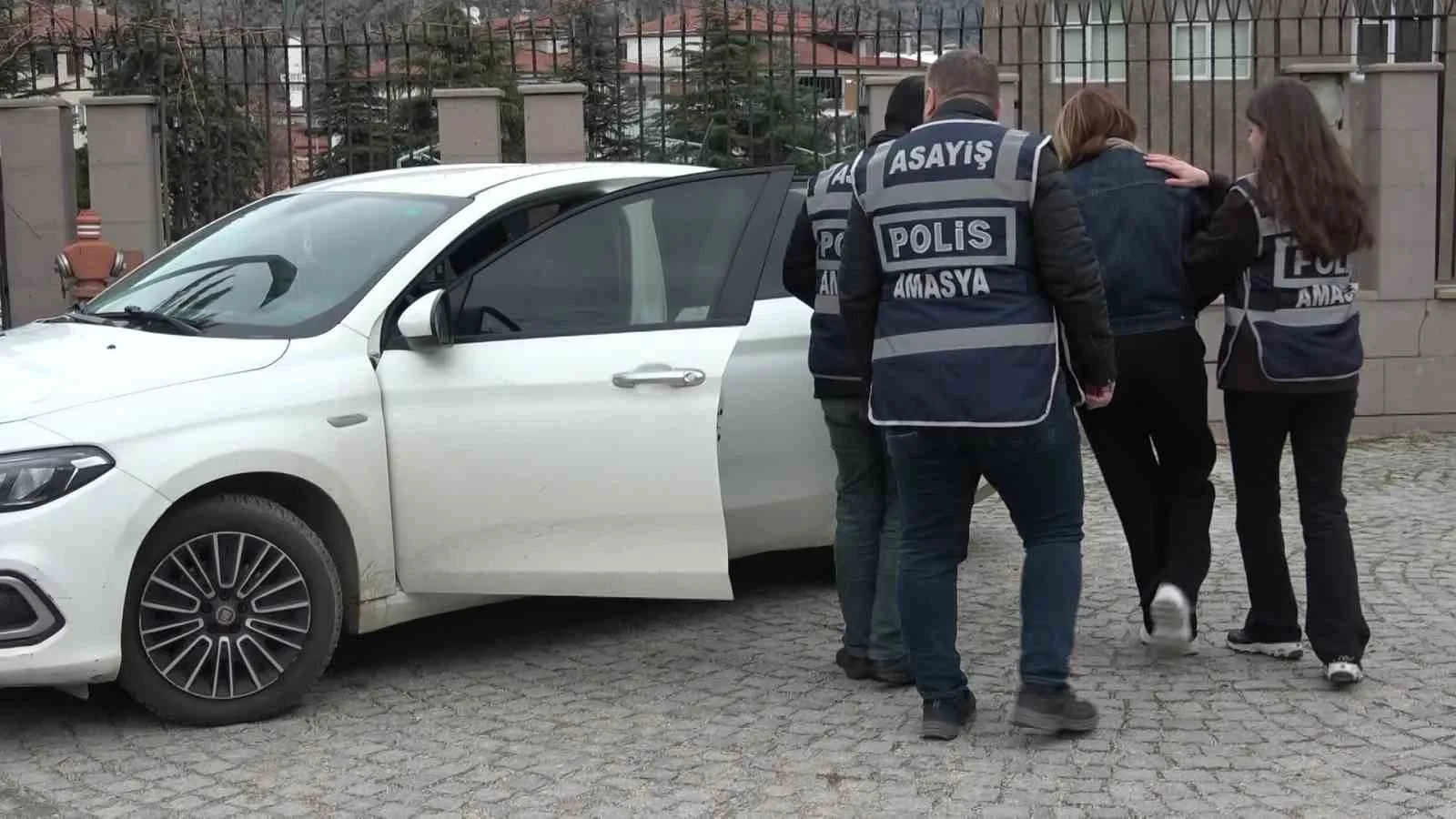 Amasya merkezli 3 ilde düzenlenen operasyonda, aralarında bankacı ve matbaacının