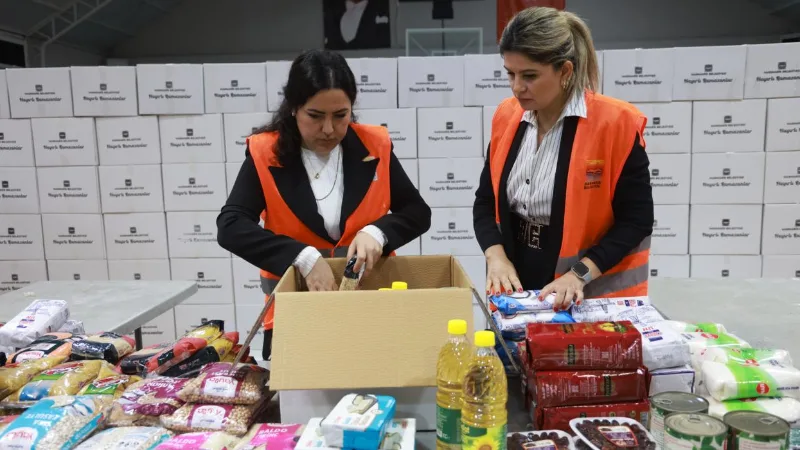Marmaris Belediyesi’nin hazırladığı Ramazan erzak kolilerinin paketleme sürecine katılan Belediye