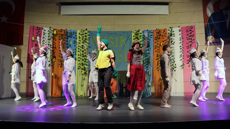  Menteşe Belediye Tiyatrosu, Acıpayam’da sahnelediği iki farklı oyunla hem yetişkinlere