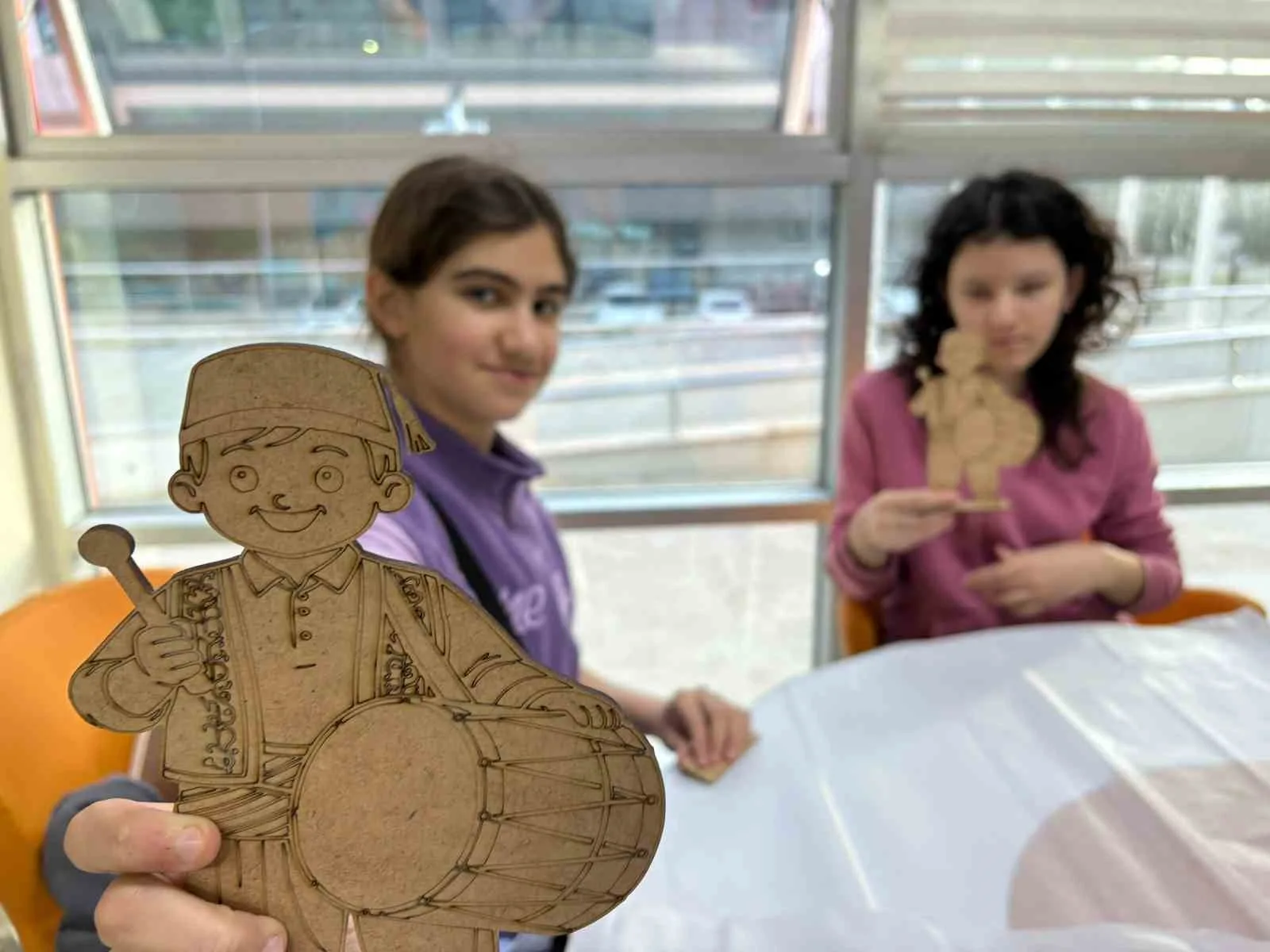 Muğla Menteşe’deki Uluslararası Gençlik Merkezi, düzenlediği geleneksel sanat atölyeleriyle çocuklara