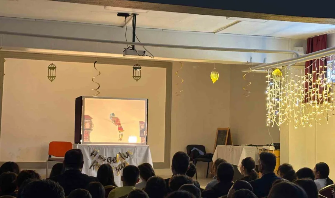 Menteşe Uluslararası Gençlik Merkezi gönüllüleri, hazırladıkları Hacivat ve Karagöz gölge