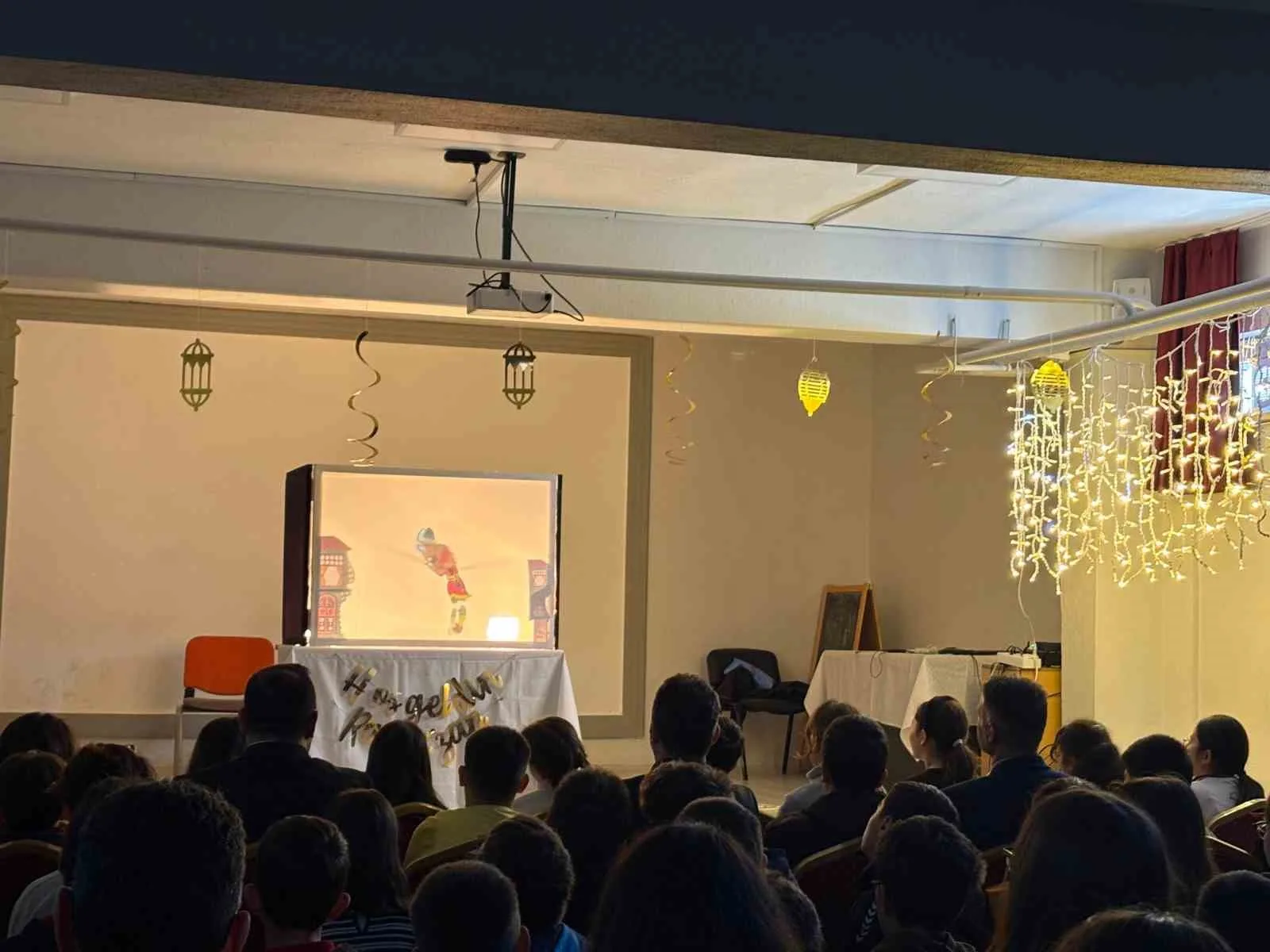 Menteşe Uluslararası Gençlik Merkezi gönüllüleri, hazırladıkları Hacivat ve Karagöz gölge