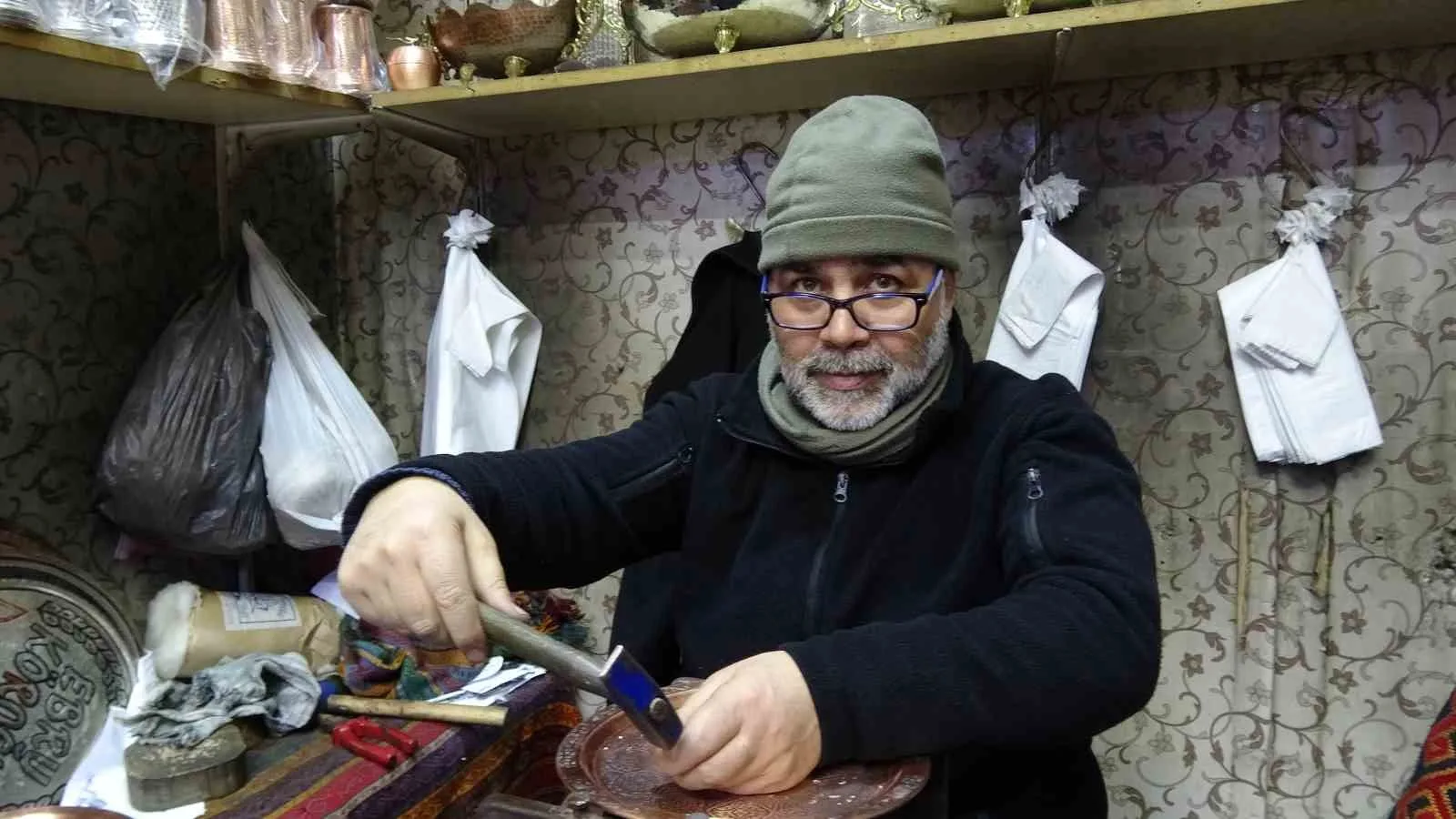 Gaziantep’in tarihi Bakırcılar Çarşısı’nda 44 yıldır omuz omuza veren dayı