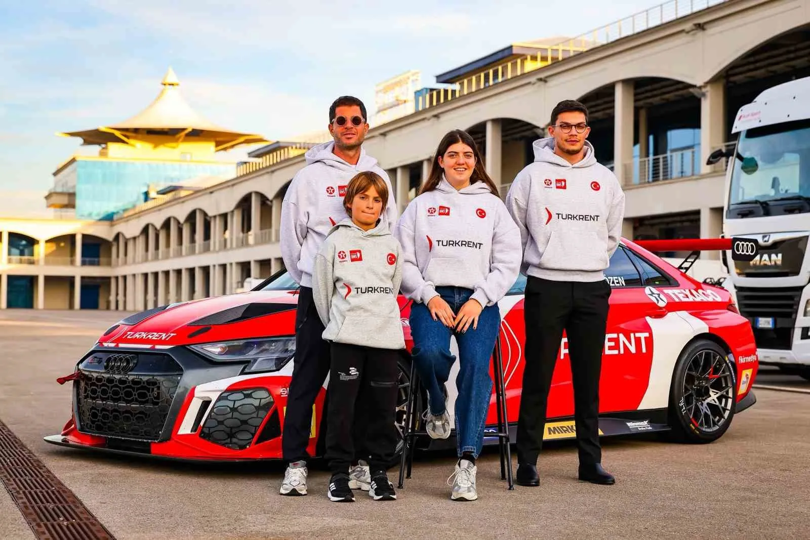 Türkiye motor sporlarının yükselen yıldızları Zekai Özen, Zeynep Çukurova ve