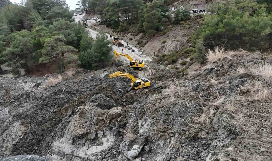 Seydikemer’de sağanak yağışın tetiklediği heyelan nedeniyle kapanan Bağlıağaç mahalle yolu,