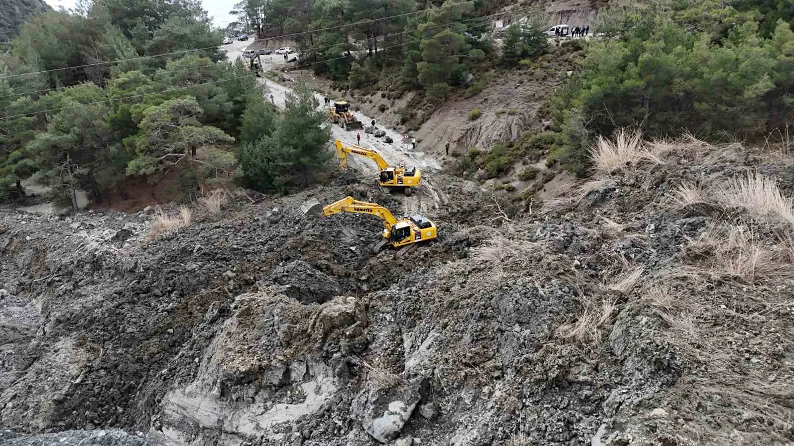 Seydikemer’de sağanak yağışın tetiklediği heyelan nedeniyle kapanan Bağlıağaç mahalle yolu,