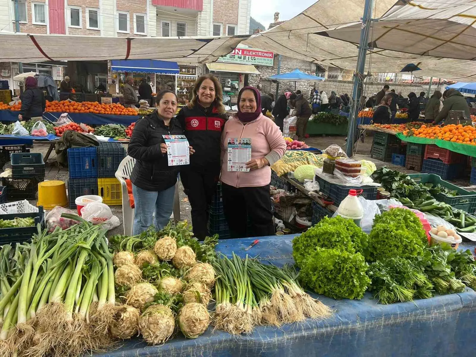 Muğla’da 112 Acil Çağrı Merkezi ekipleri, Menteşe’deki pazar yerinde yağmura