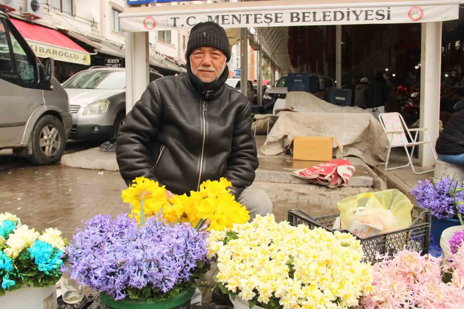 Menteşe semt pazarının girişinde Mersin'den getirilen nergis ve sümbüllerin yaydığı