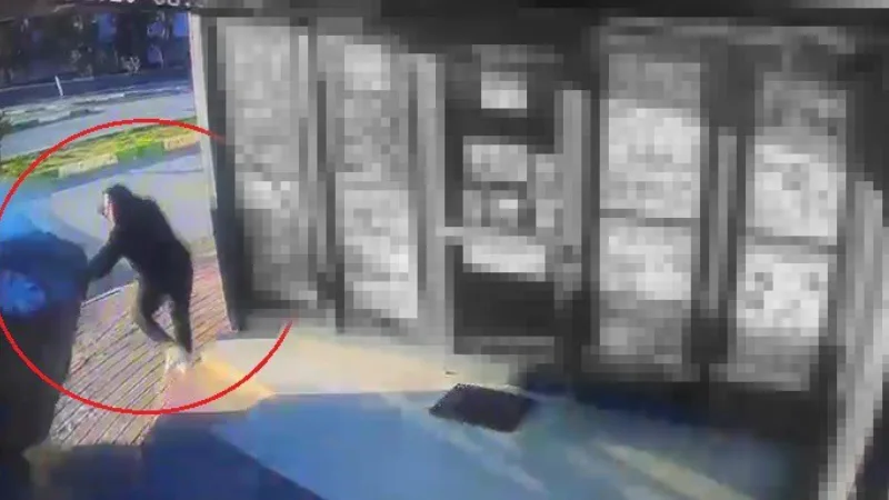 Antalya Kepez'de kavşaktaki kaza sonrası zincir markete dalan aracın altında