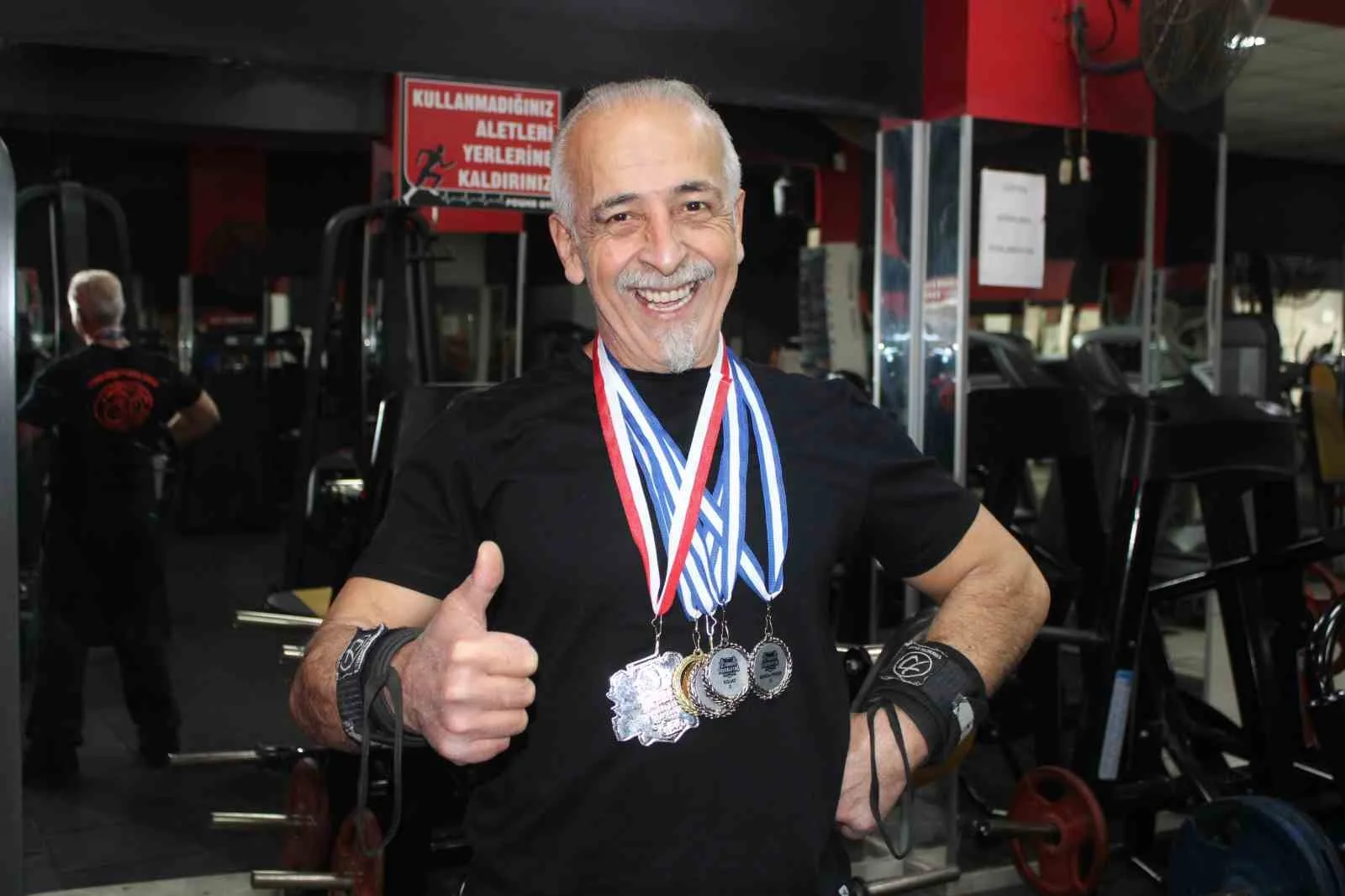 Aydınlı 65 yaşındaki powerlifting sporcusu Hakkı Bozat, kendi yaş kategorisinde