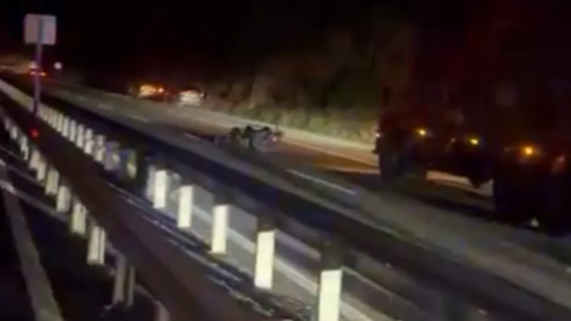 Muğla’nın Sakar Geçidi’nde meydana gelen kazada motosiklet, kamyona arkadan çarptı.