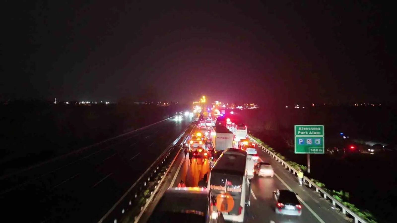 Anadolu Otoyolu’nun Sakarya geçişinde, yol kenarında yakılan lastiklerden çıkan yoğun