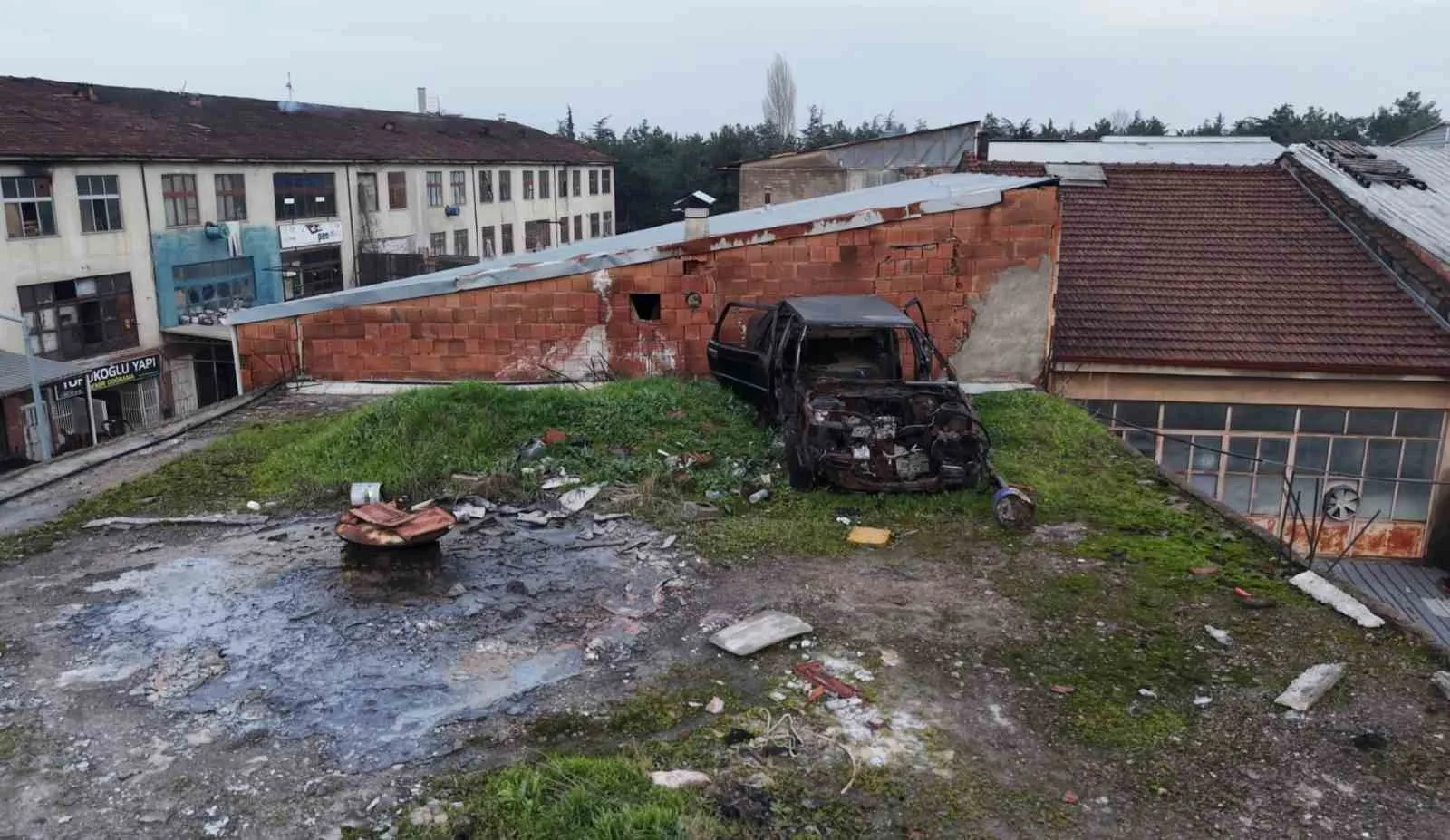 Bursa’nın İnegöl ilçesinde bir traktör tamircisinin çatısında bulunan hurda otomobil