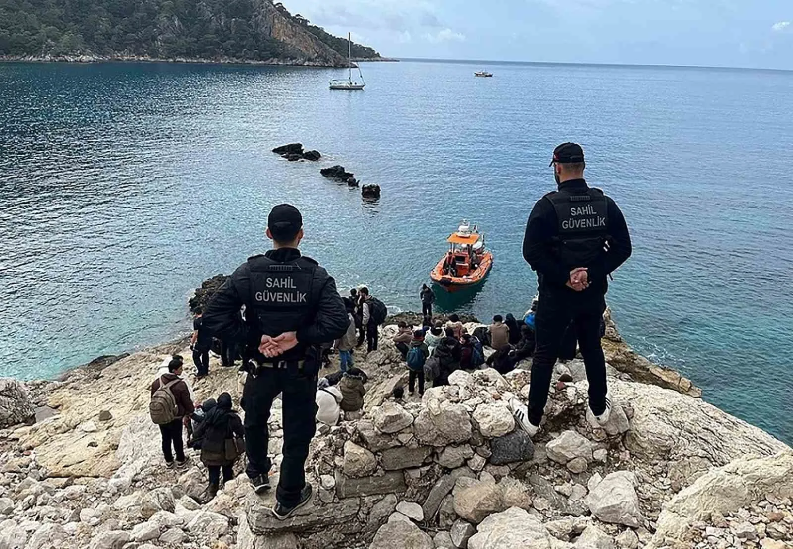 Muğla’nın Seydikemer ilçesindeki Leylek Koyu'nda, Sahil Güvenlik ve Jandarma ekiplerinin