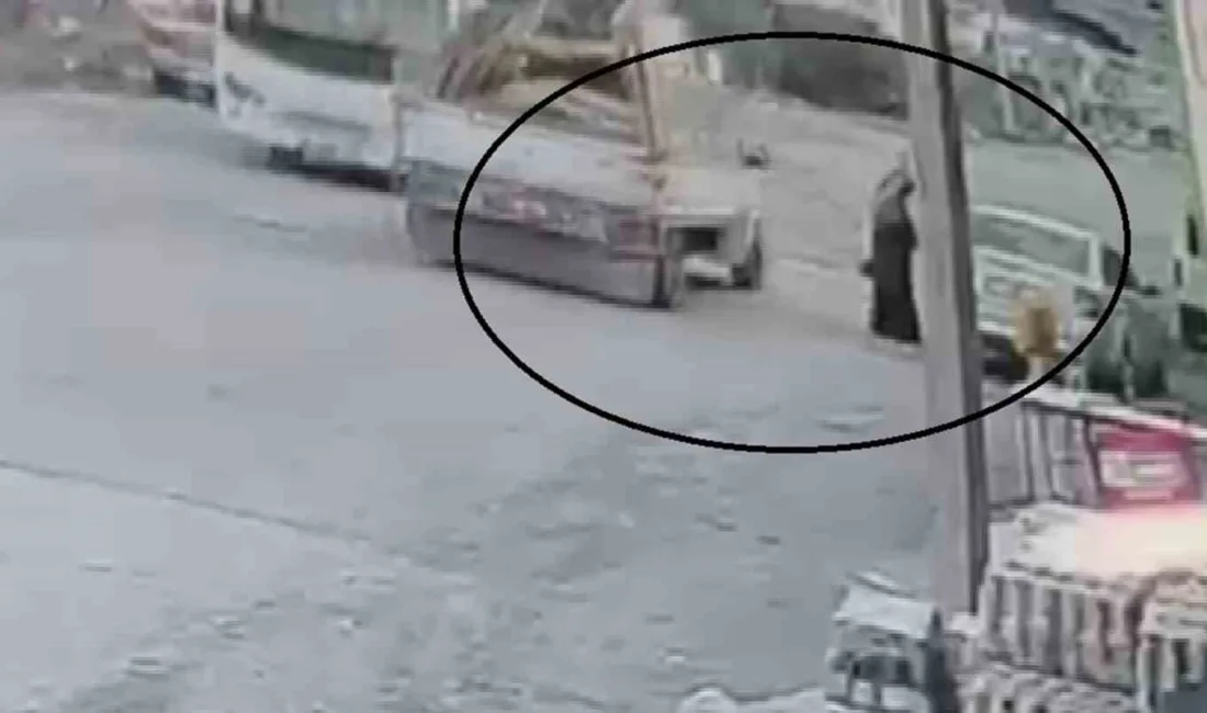 Hatay’ın Payas ilçesinde seyir halindeki pikabın aniden açılan arka kapağının