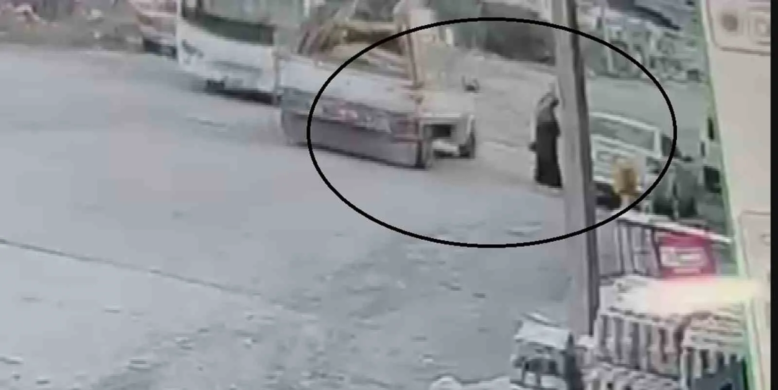 Hatay’ın Payas ilçesinde seyir halindeki pikabın aniden açılan arka kapağının