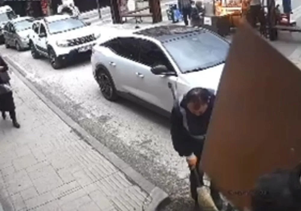 Spot: Ordu’nun Ünye ilçesinde şiddetli rüzgarın etkisiyle bir avukatlık ofisine