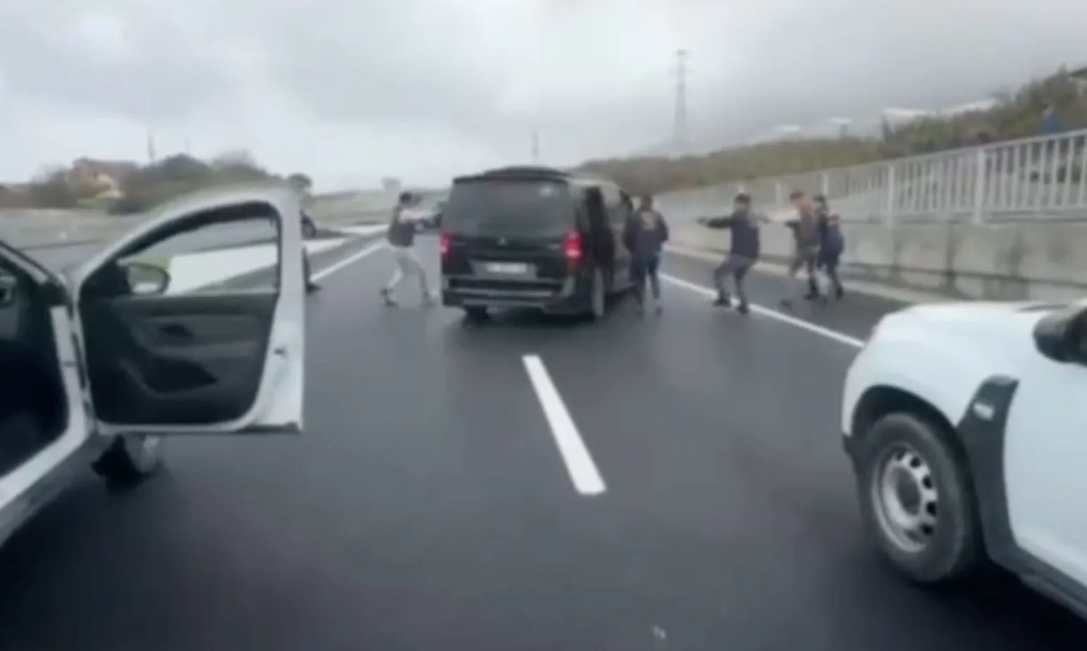 Alanya’da Ukrayna uyruklu bir kadının evine silahla girerek yüklü miktarda