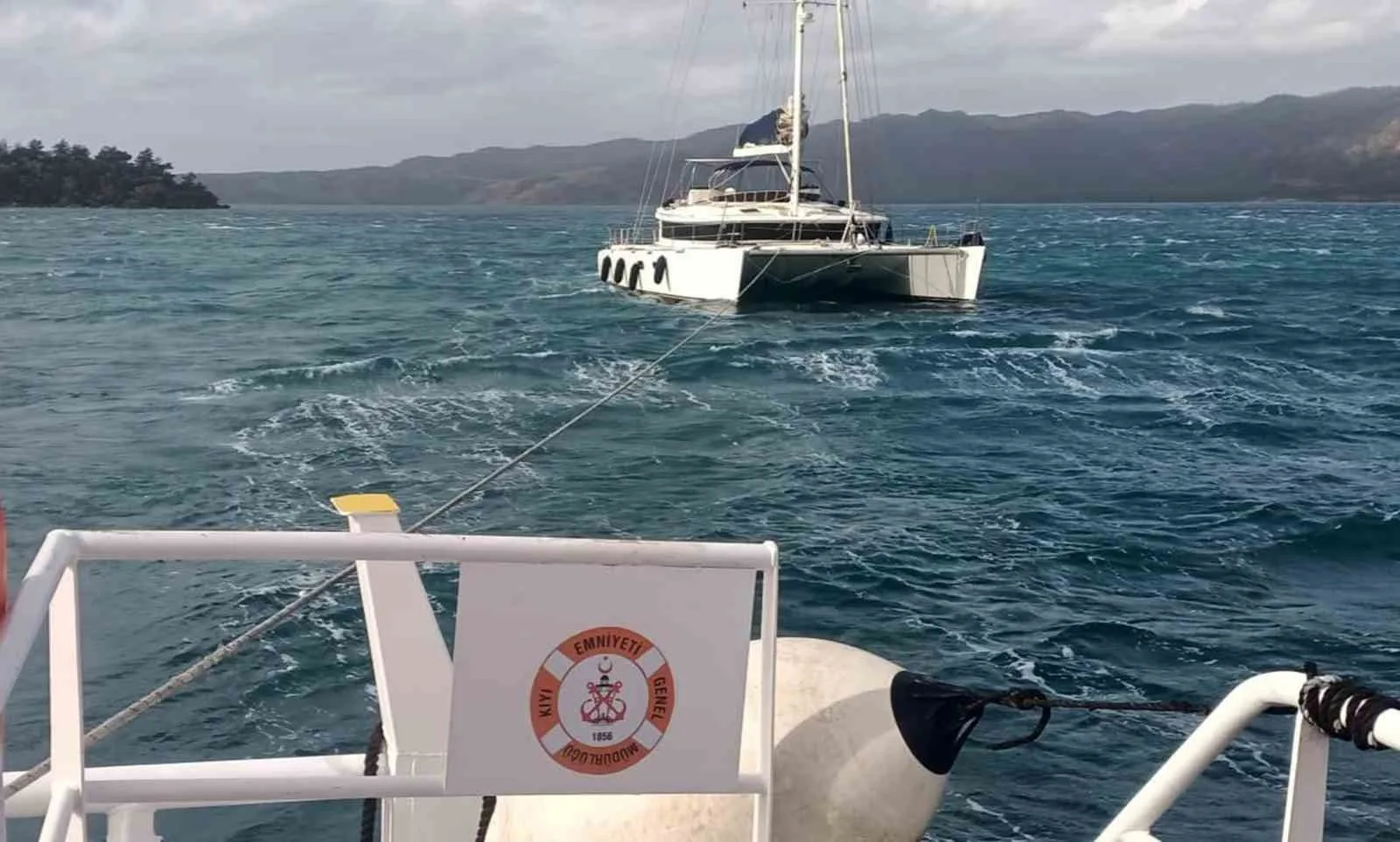 Marmaris Hisarönü açıklarında makine arızası yaparak sürüklenen ve içinde 2