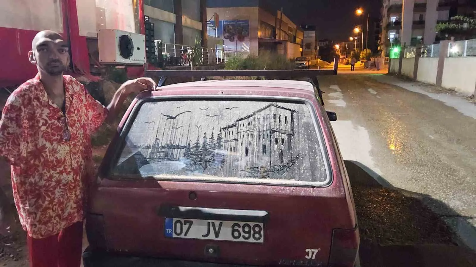 Antalya Aksu'da yaşayan işitme engelli ressam Alper Kocabıyık, alışılmışın dışındaki