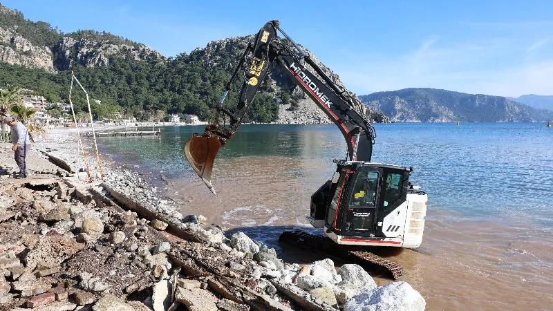 Olumsuz hava koşulları ve kuvvetli dalga hareketleri nedeniyle Turunç sahil