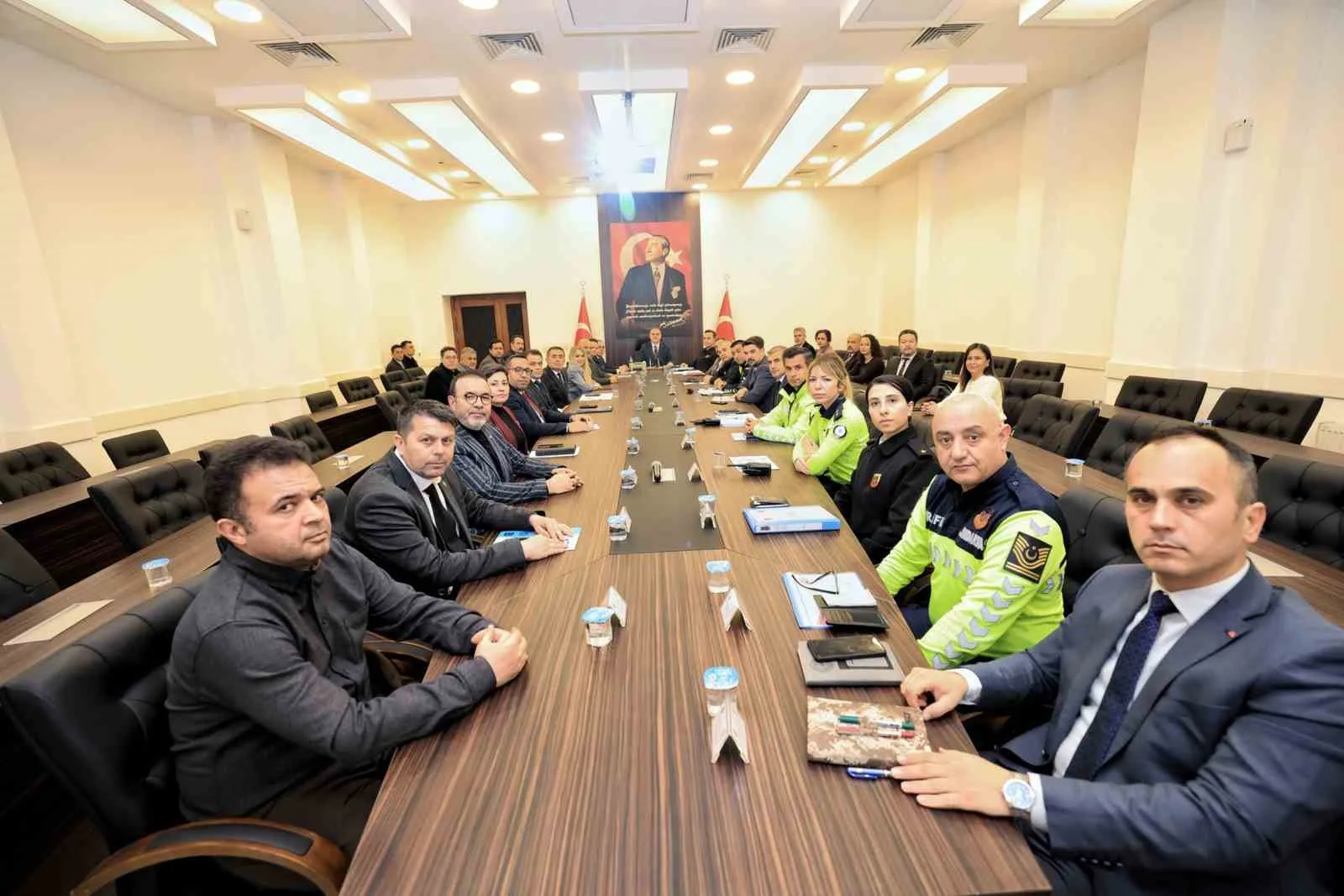 Muğla Valisi İdris Akbıyık başkanlığında düzenlenen okul güvenliği toplantısında, öğrencilerin