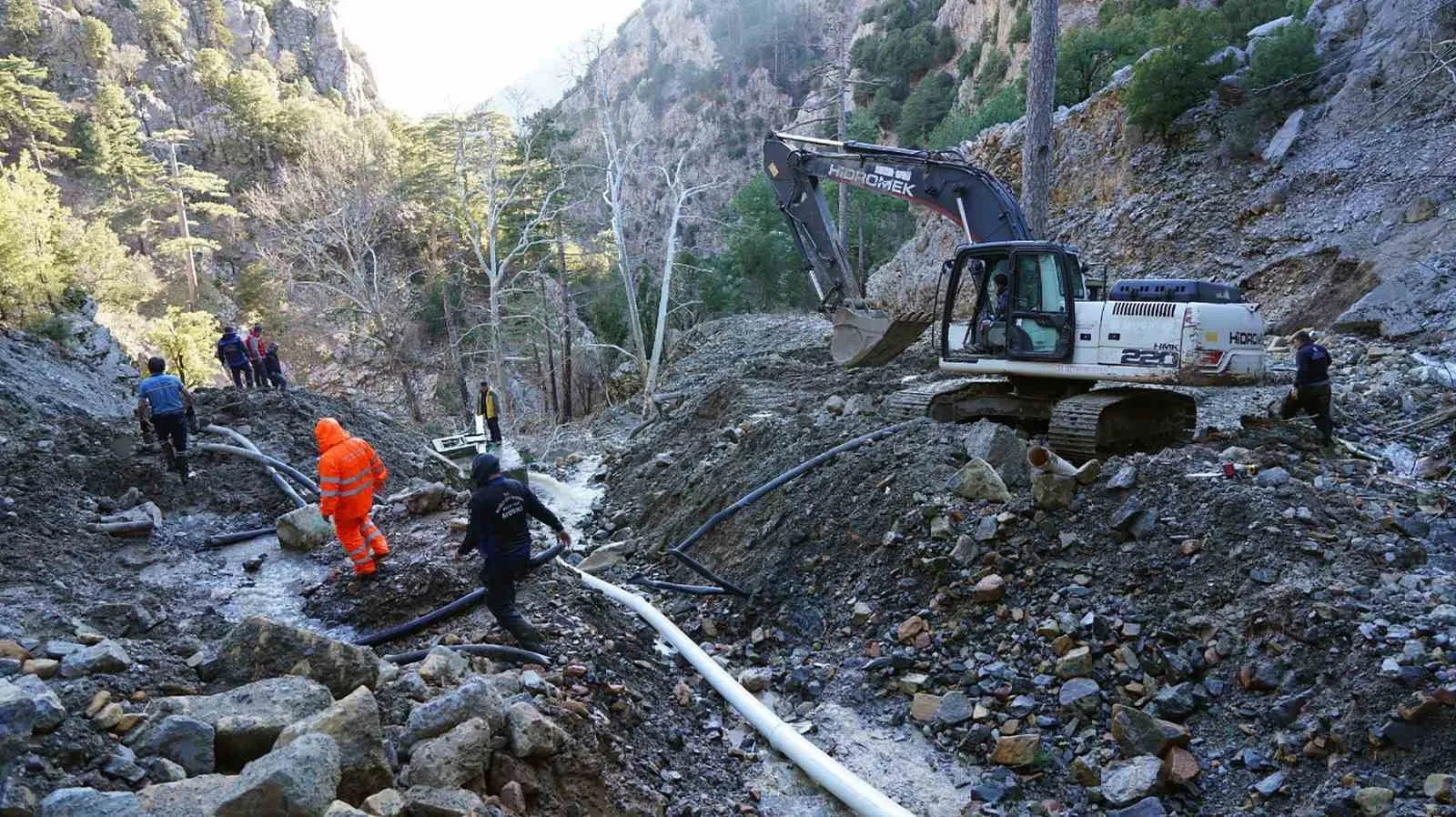 Köyceğiz’in Pınar ve Çayhisar mahallelerini besleyen ana isale hattı, yoğun