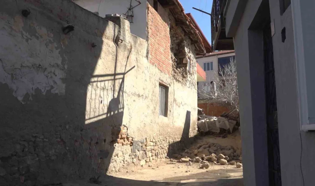 Denizli Buldan Yenicekent merkezli 5.1 büyüklüğündeki depremde bazı eski yapılar