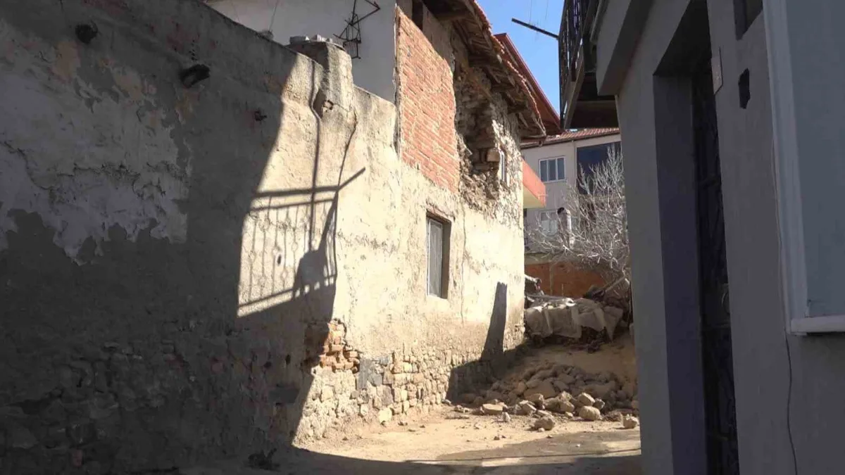 Denizli Buldan Yenicekent merkezli 5.1 büyüklüğündeki depremde bazı eski yapılar