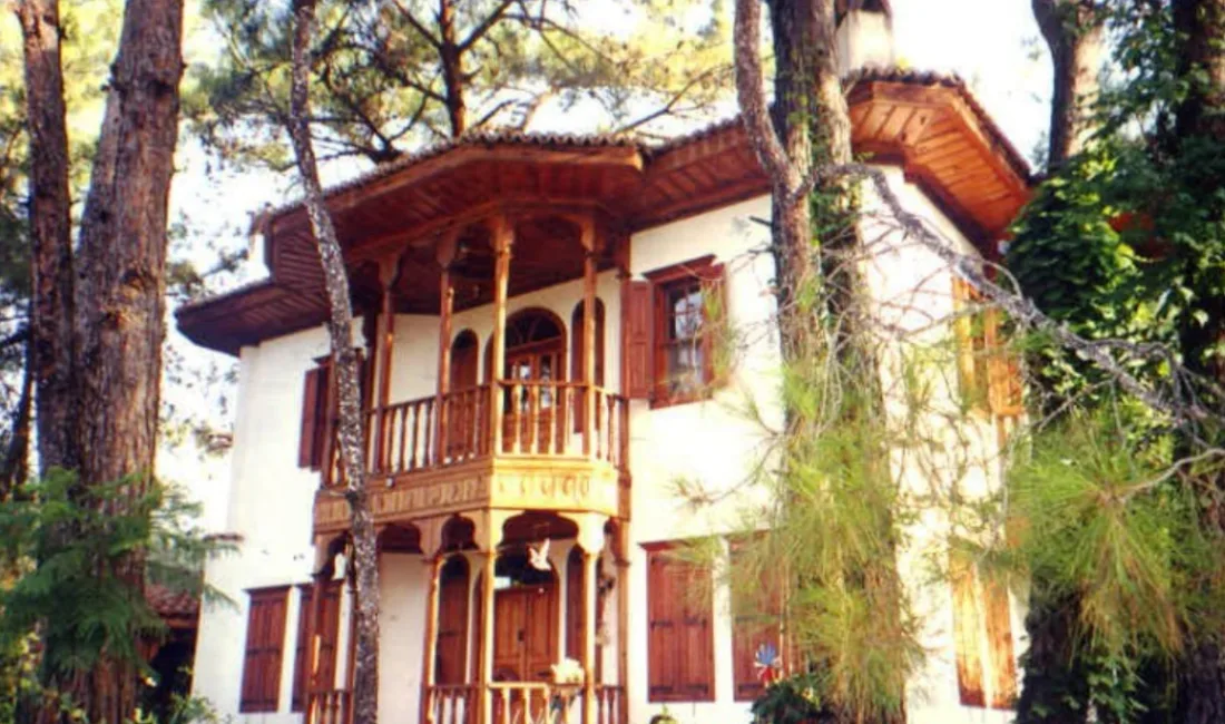 
MUTSO Başkanı Bülent Karakuş, turizm işletmelerini ve ahşap yapıları yakından