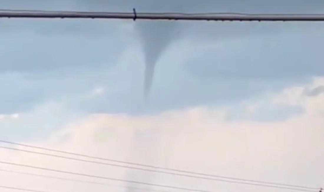 Hatay'ın Arsuz ilçesinde fırtına sonrası deniz üzerinde oluşan dev hortum,