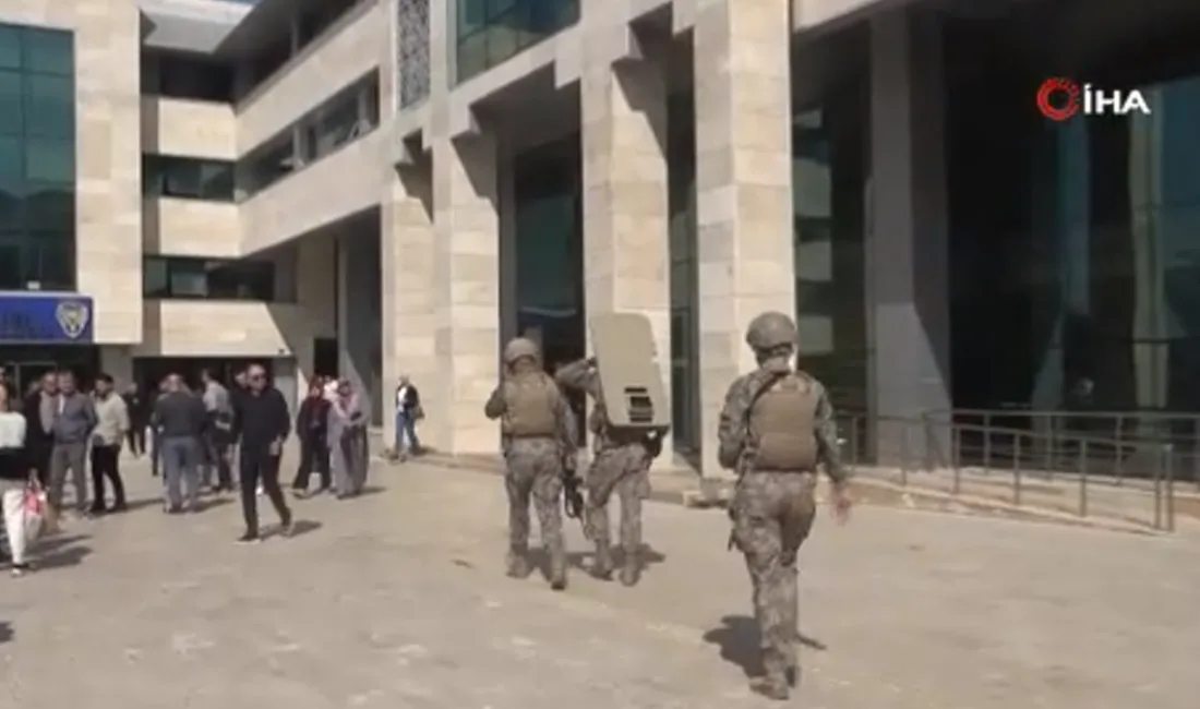 Antalya Kepez Kaymakamlığı'nda saat 11.00'de duyulan silah sesleri sonrası bina