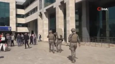 Antalya Kepez Kaymakamlığı'nda saat 11.00'de duyulan silah sesleri sonrası bina