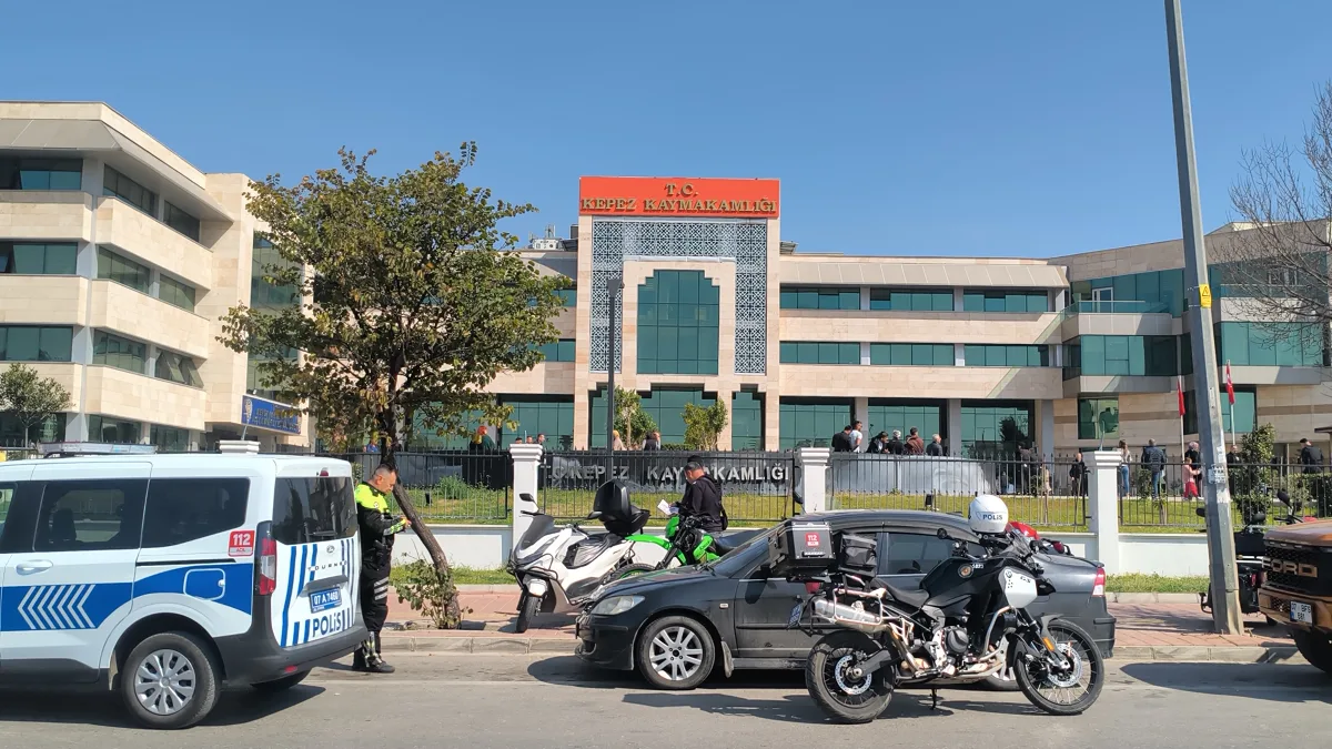 Antalya Kepez Kaymakamlığı binasında saat 11.00'de duyulan silah sesleri üzerine