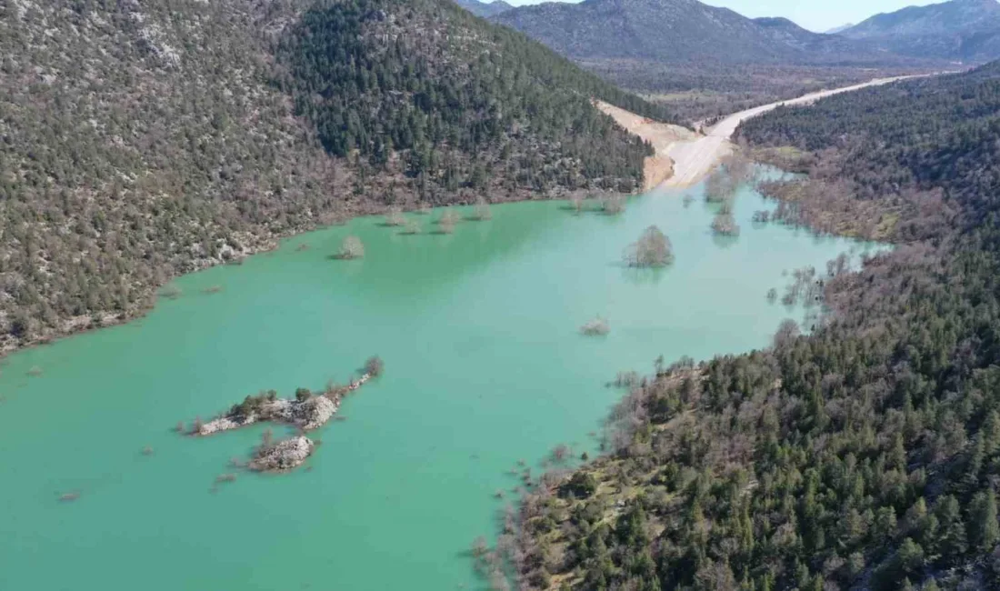 Antalya-Konya yolunda suların 5 metreye ulaştığı devasa göllenme havadan görüntülenirken,