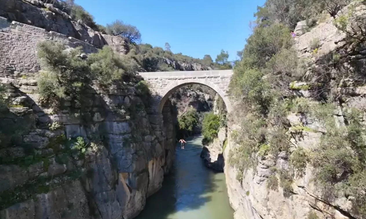 Manavgat Beşkonak’taki tarihi Oluk Köprü’den yaklaşık 20 metre yükseklikten suya
