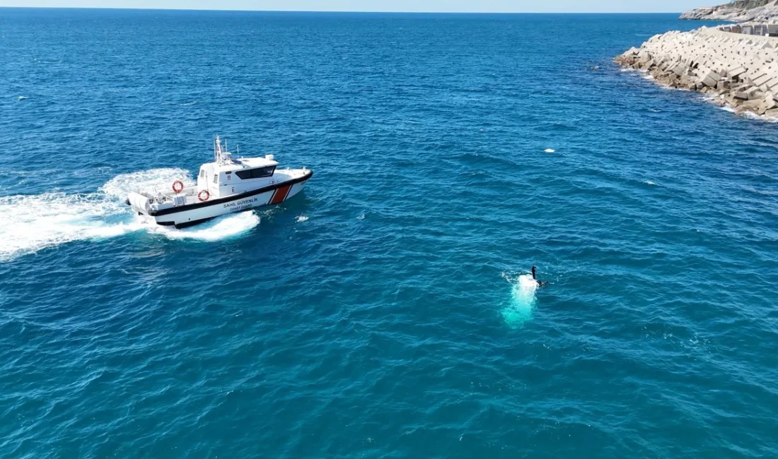 Alanya Yat Limanı açıklarında su alan balıkçı teknesindeki 3 kişi
