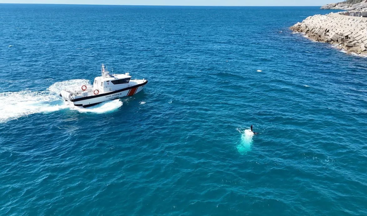 Alanya Yat Limanı açıklarında su alan balıkçı teknesindeki 3 kişi
