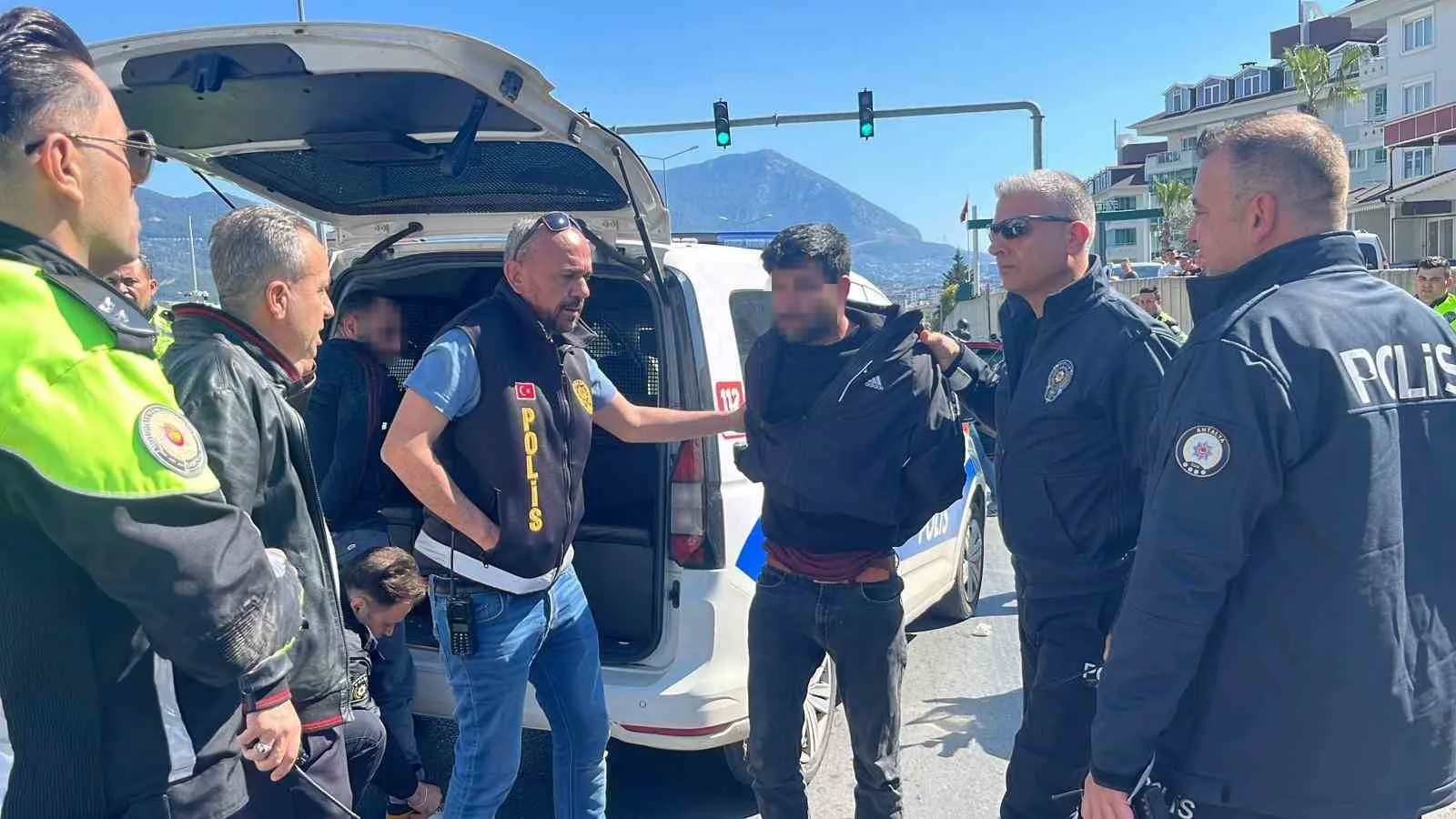 Alanya’da polisten kaçarken trafiği birbirine katan ehliyetsiz sürücüye, 10 kilometrelik