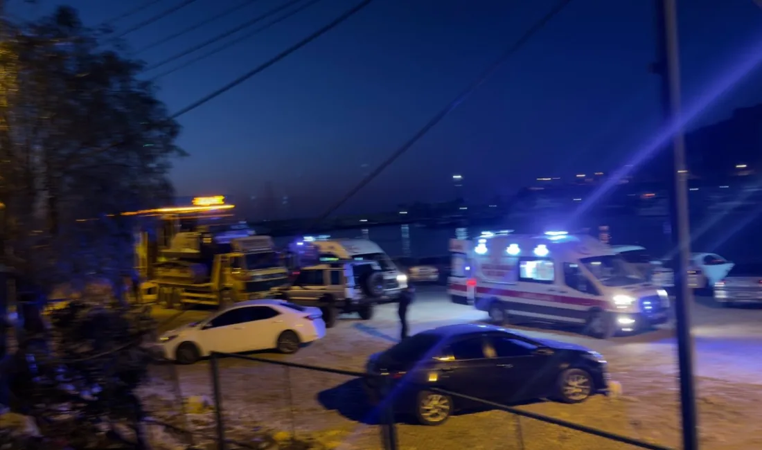 Antalya Demre açıklarında dur ihtarına uymayan göçmen botunun yaptığı manevralar