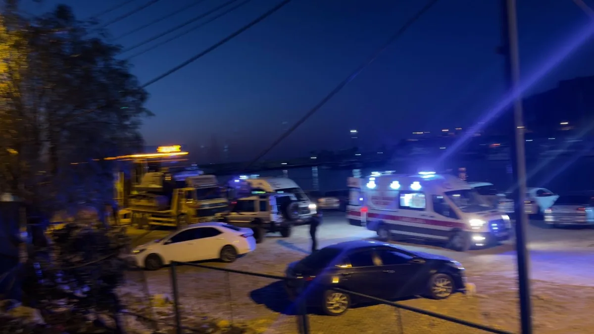 Antalya Demre açıklarında dur ihtarına uymayan göçmen botunun yaptığı manevralar