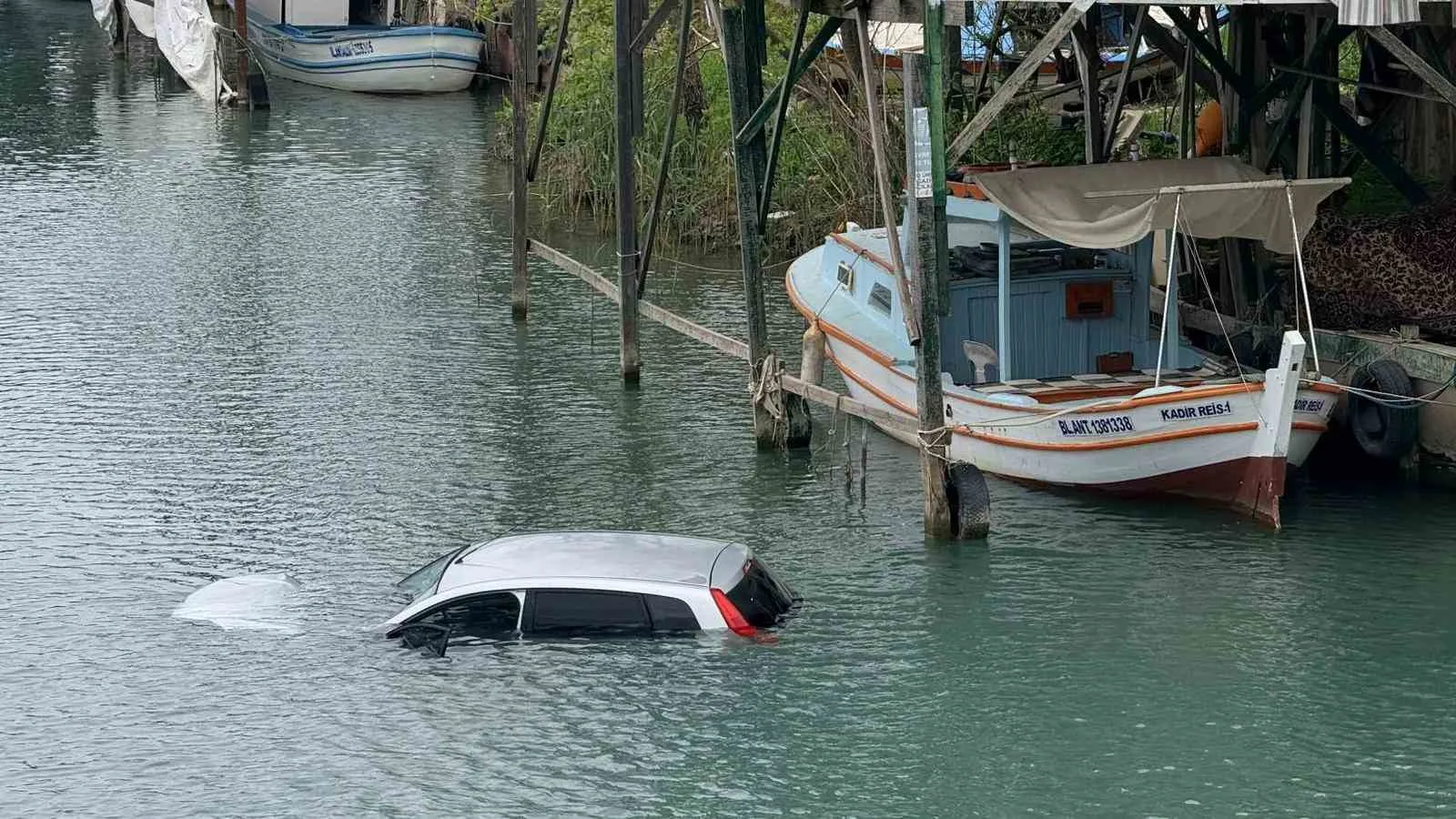 Serik’te kontrolden çıkarak Köprüçayı Irmağı’na uçan otomobildeki 3 kişi, araç