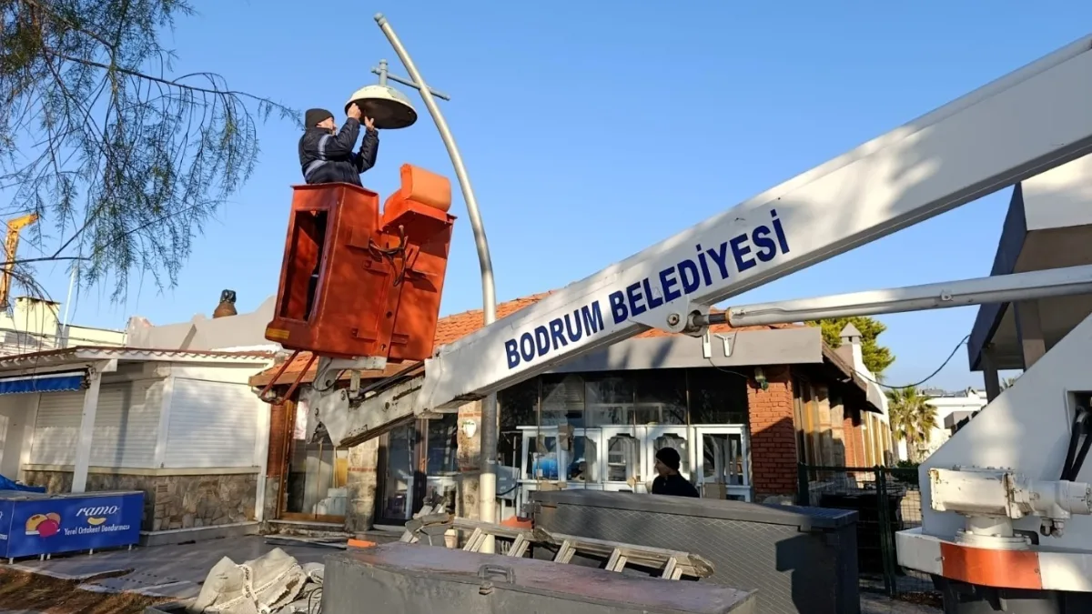 Belediye ekipleri, ilçe genelinde gerçekleştirdiği iyileştirme ve yenileme çalışmalarına devam