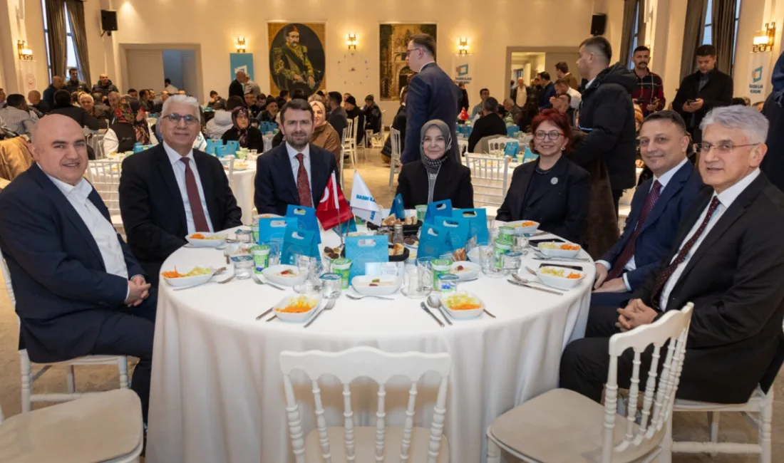 Darülaceze sakinleriyle aynı sofrada buluşan Kurum yöneticileri ve çalışanları, Ramazan’ın