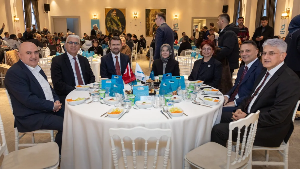 Darülaceze sakinleriyle aynı sofrada buluşan Kurum yöneticileri ve çalışanları, Ramazan’ın