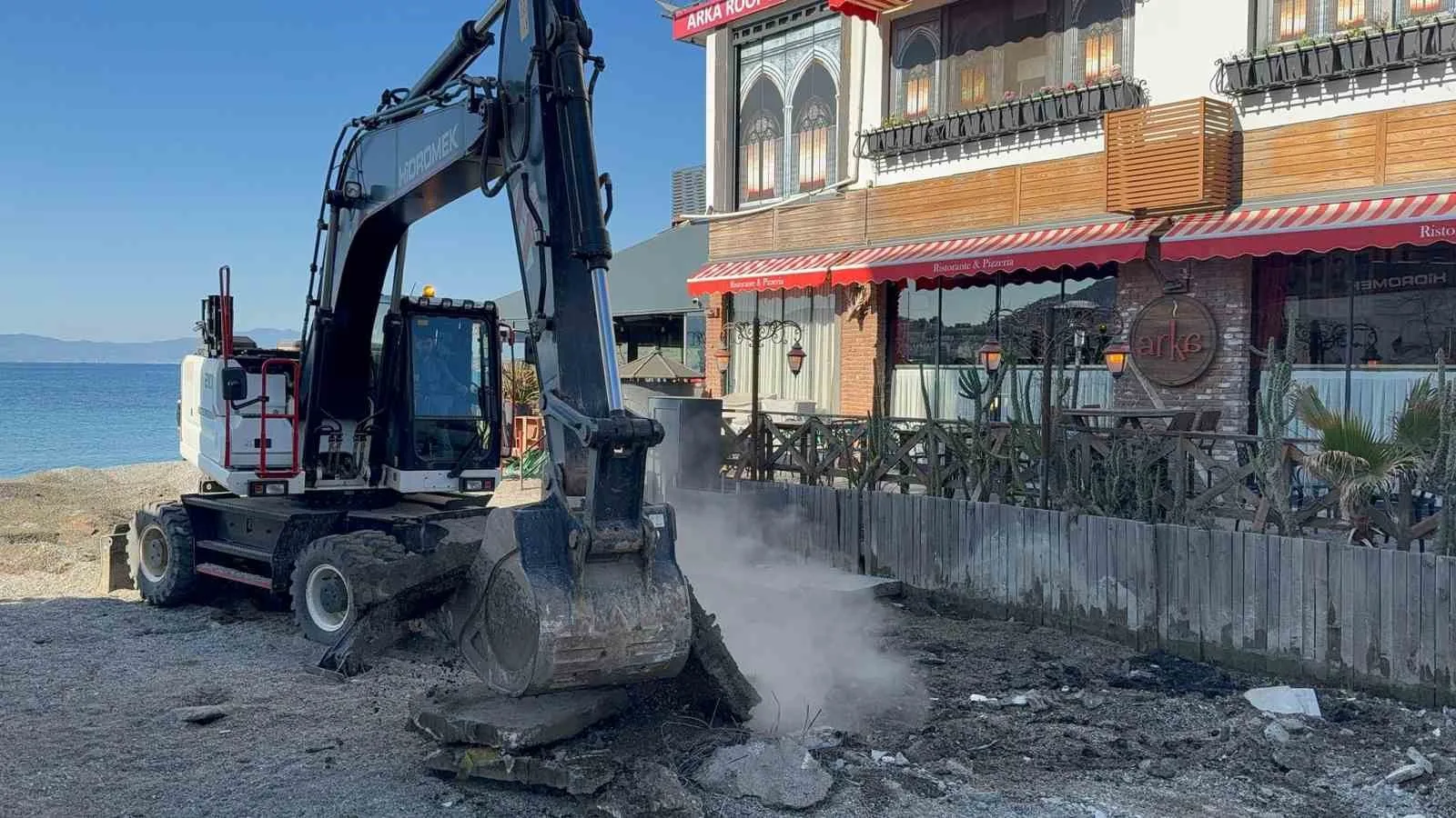 Bodrum Kumbahçe sahilinde kamusal alanları işgal eden kaçak beton su