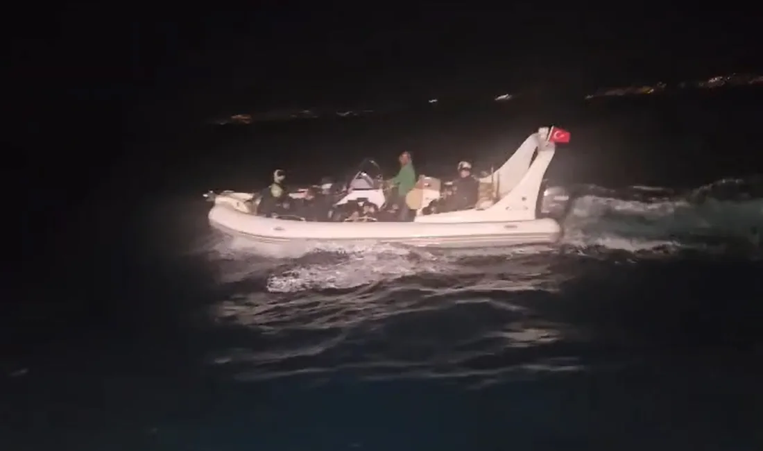 Bodrum açıklarında Sahil Güvenlik (TCSG-909) botu tarafından durdurulan lastik botta,