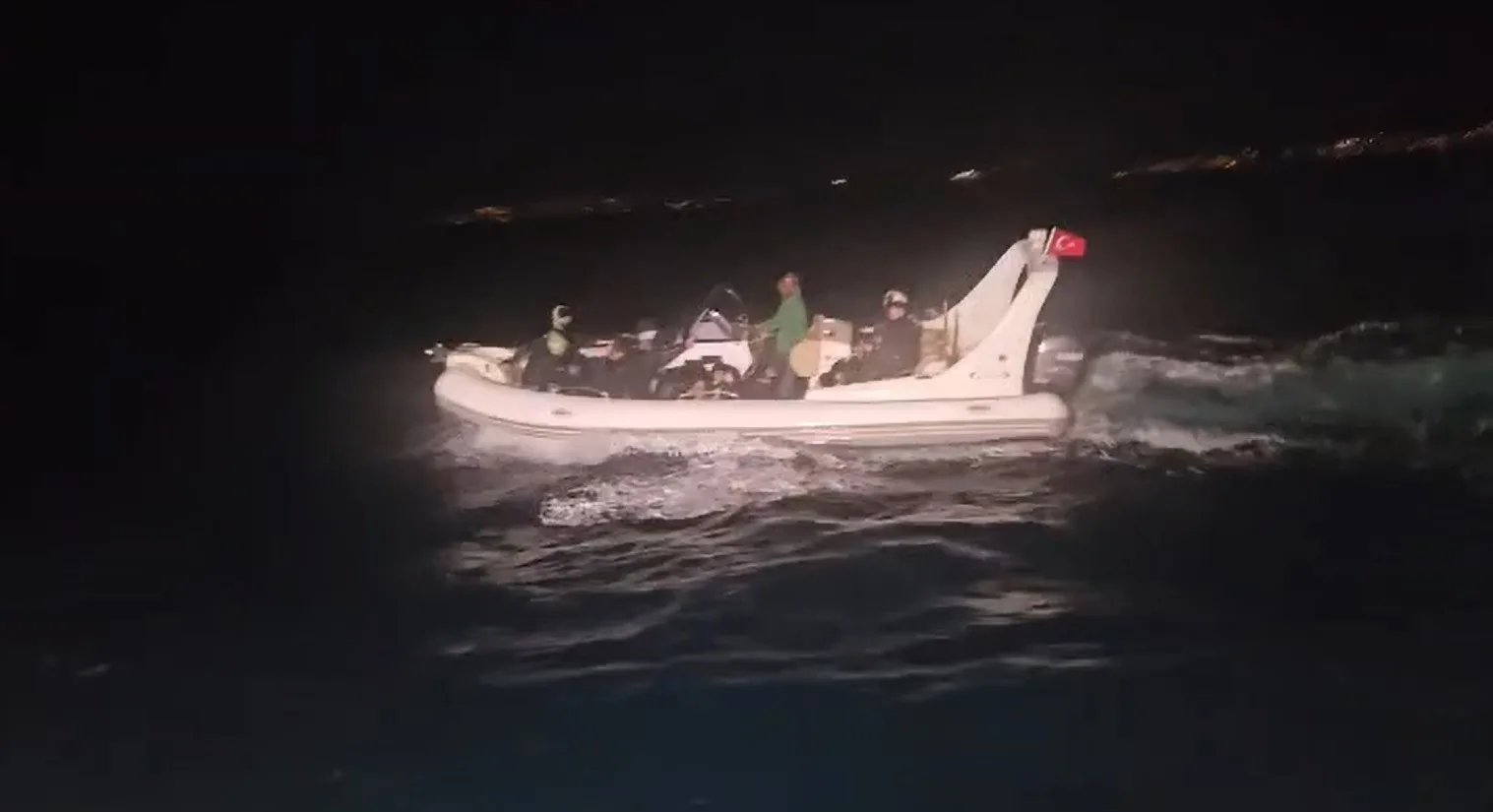 Bodrum açıklarında Sahil Güvenlik (TCSG-909) botu tarafından durdurulan lastik botta,