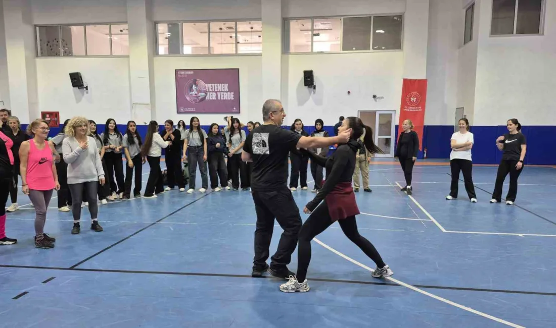 Bodrum'da 8 Mart Dünya Kadınlar Günü kapsamında düzenlenen etkinlikte kadınlara,