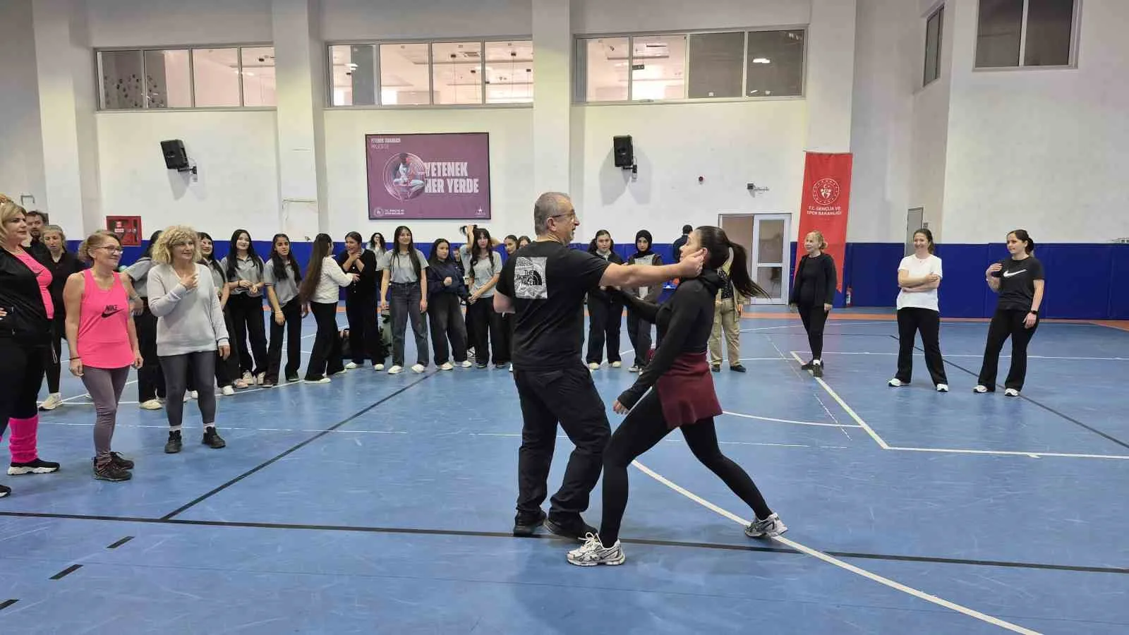 Bodrum'da 8 Mart Dünya Kadınlar Günü kapsamında düzenlenen etkinlikte kadınlara,